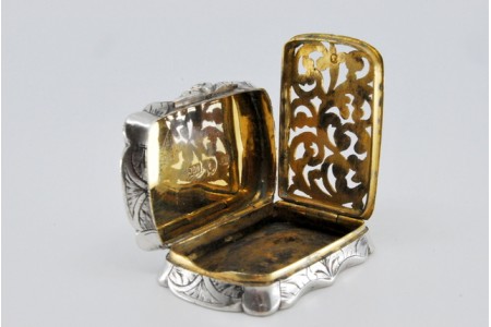  Caixa de Vinagrete em prata e ouro com gravados assimétricos do período de Eduardo VII.